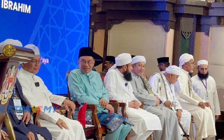 ধর্মীয় শিক্ষায় এআই ব্যবহার প্রয়োজন: মালয়েশিয়ার প্রধানমন্ত্রী