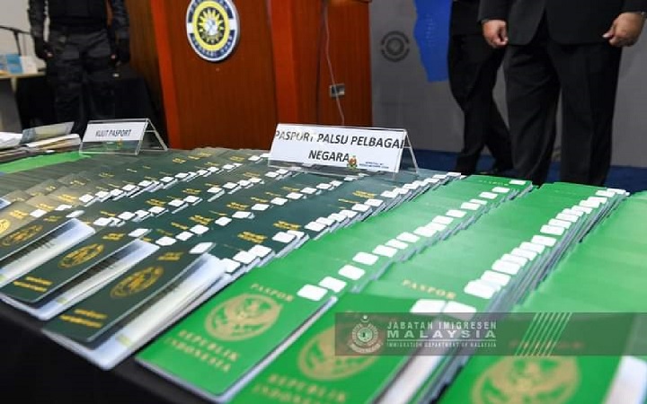 মালয়েশিয়ায় নকল পাসপোর্টসহ ৩ বাংলাদেশি গ্রেপ্তার