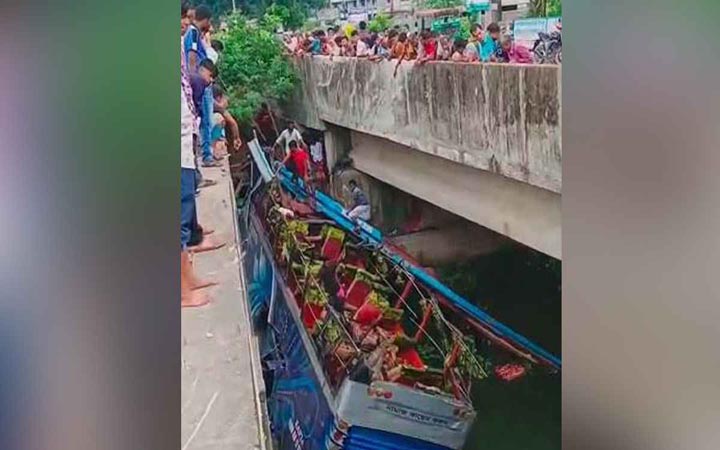মানিকগঞ্জে সেতু থেকে যাত্রীবাহী বাস নিচে পড়ে নিহত ১