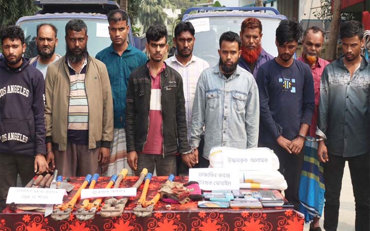 মানিকগঞ্জে কারখানায় ডাকাতি, গ্রেপ্তার ১২