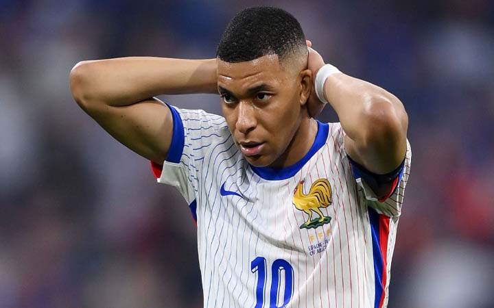 পিএসজির কাছে বড় অংকের ক্ষতিপূরণ দাবি এমবাপ্পের