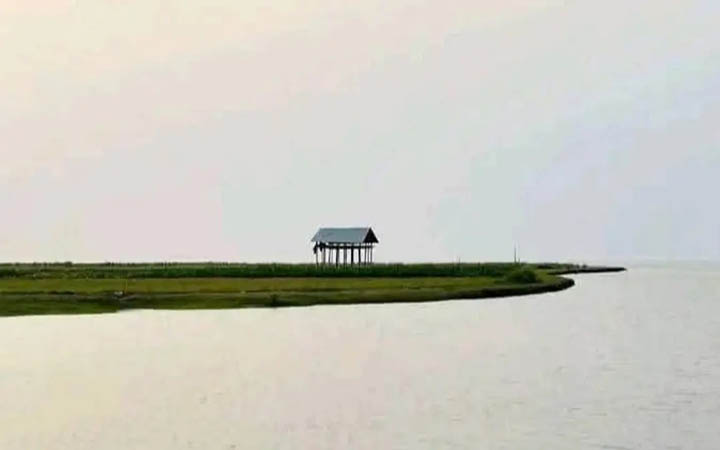 লক্ষ্মীপুরে ঘুরতে গিয়ে চরে আটকা দেড়শতাধিক পর্যটক