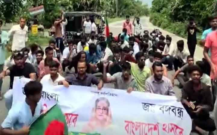 মহাসড়ক অবরোধ করে নিষিদ্ধ ছাত্রলীগের বিক্ষোভ মিছিল