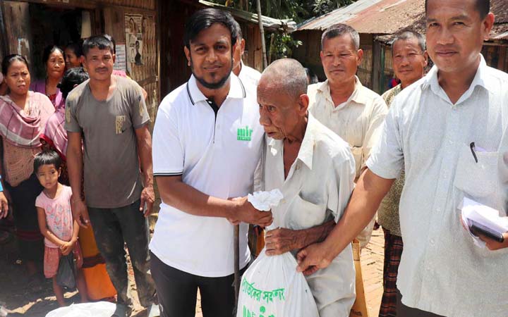 রাঙামাটিতে বন্যার্তদের পাশে মীর সিমেন্ট