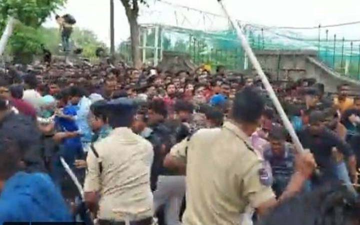 ভারত-অস্ট্রেলিয়া ম্যাচের টিকিটের জন্য হাহাকার, পায়ের তলে পড়ে আহত ২০