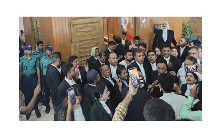 সুপ্রিম কোর্টে আইনজীবীদের হট্টগোল, ভাংচুর