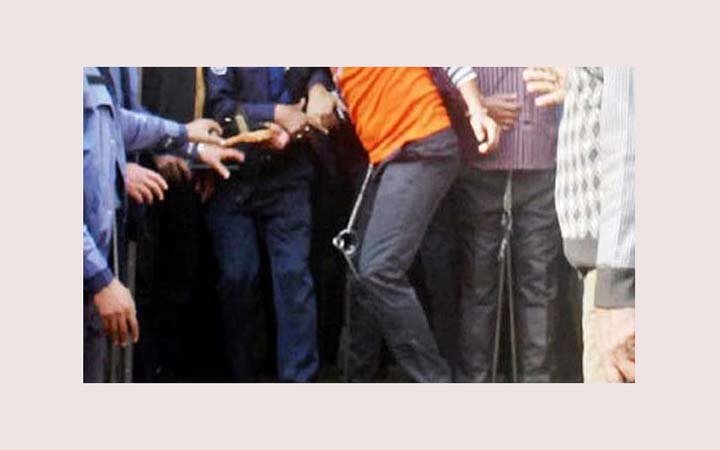 ডাণ্ডাবেড়ি পরাতে প্রসিকিউশন পুলিশের চিঠি