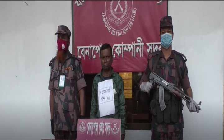 বেনাপোলে বাসের যাত্রীর কোমরে  মিললো কোটি টাকার  স্বর্ণের বার