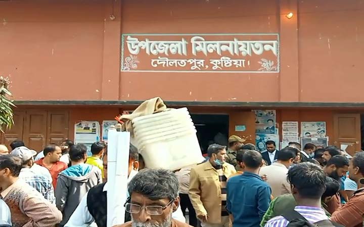 কুষ্টিয়ায় ভোট কেন্দ্রে যাচ্ছে নির্বাচনী সরঞ্জাম : ব্যালট পেপার যাবে কাল সকালে