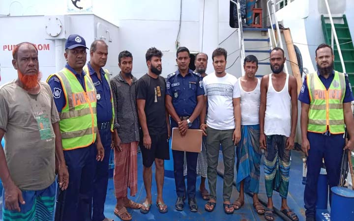 মধুমতি নদীতে আটকে পড়া ১৮ নাবিক উদ্ধার