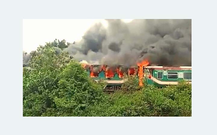 মৌলভীবাজারে চলন্ত পারাবত ট্রেনে আগুন