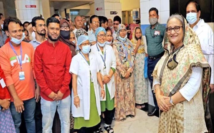 ১০ টাকায় টিকিট কেটে চোখ পরীক্ষা করালেন প্রধানমন্ত্রী