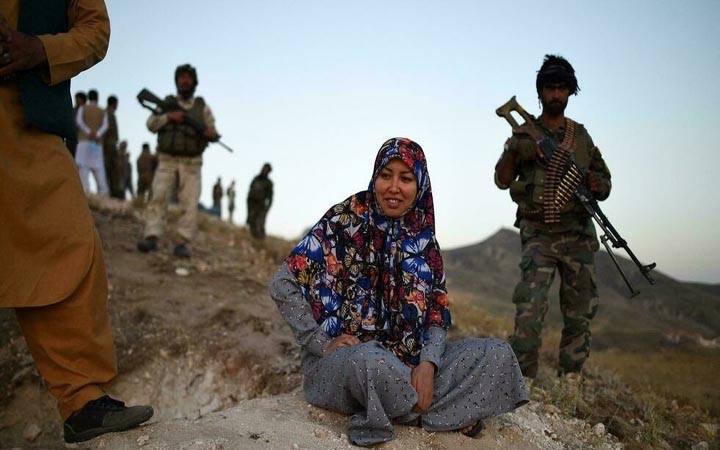 তালেবানের বিরুদ্ধে অস্ত্র হাতে যুদ্ধ করা সেই আফগান নারী গভর্নর আটক
