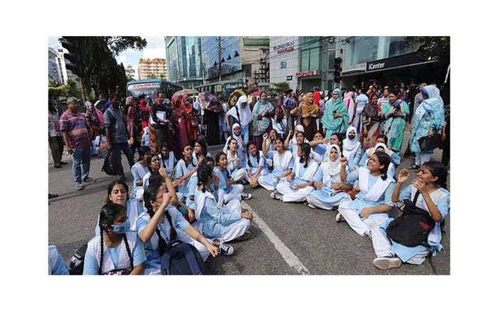 স্থায়ী ক্যাম্পাসের দাবিতে সড়কে ভিকারুননিসার শিক্ষার্থীরা