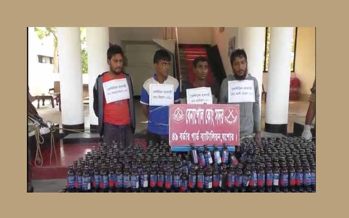 বেনাপোলের সাদীপুর সীমান্ত থেকে ১৪৬৪ বোতল ফেনসিডিল সহ ৪ মাদক পাচারকারী আটক