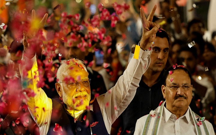 নতুন মন্ত্রীদের নিয়ে বাসভবনে মোদির প্রথম বৈঠক