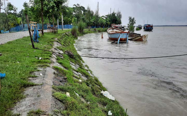 নদীর পানি বৃদ্ধি, ক্ষতির ঝুঁকিতে রয়েছে মোংলা পোর্ট পৌরসভার মেরিন ড্রাইভ সড়ক