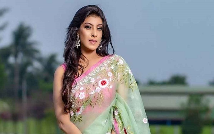জন্মদিনে বাবার গান উপহার পেলেন মৌ