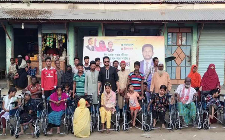 ফেসবুকে পোস্ট করে ৩১টি ‘হুইল চেয়ার’ দিলেন বিএনপি নেতা