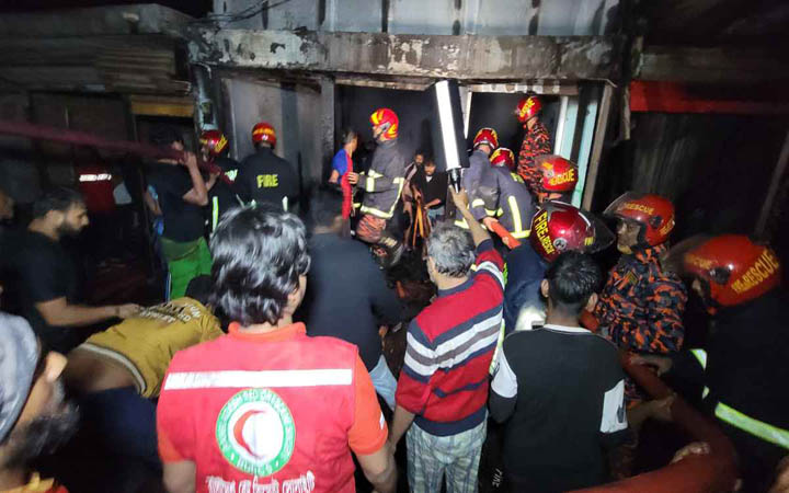 মুন্সিগঞ্জের ফার্নিচার মার্কেটের আগুন নিয়ন্ত্রণে