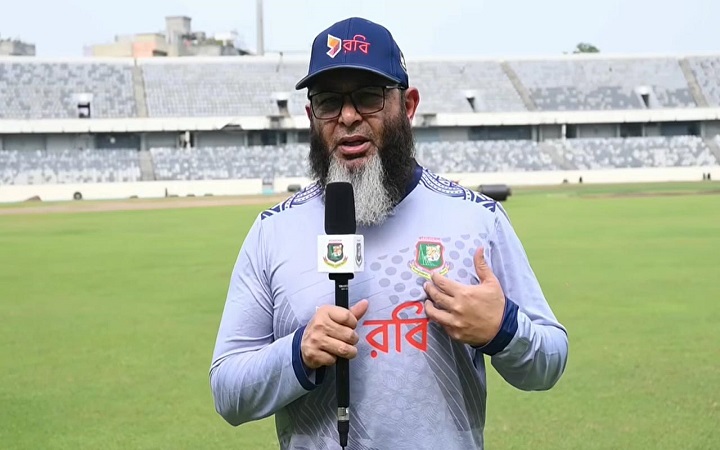 চ্যাম্পিয়ন্স ট্রফির আগেই ঢাকায় আসছেন কোচ মুশতাক