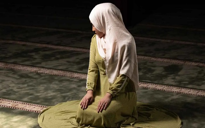 গর্ভবতী নারী বসে নামাজ আদায় করতে পারবেন?