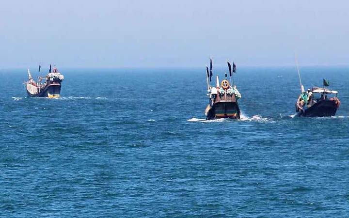 তিনটি ফিশিং বোটসহ ১৮ জনকে ধরে নিয়ে গেছে আরাকান আর্মি