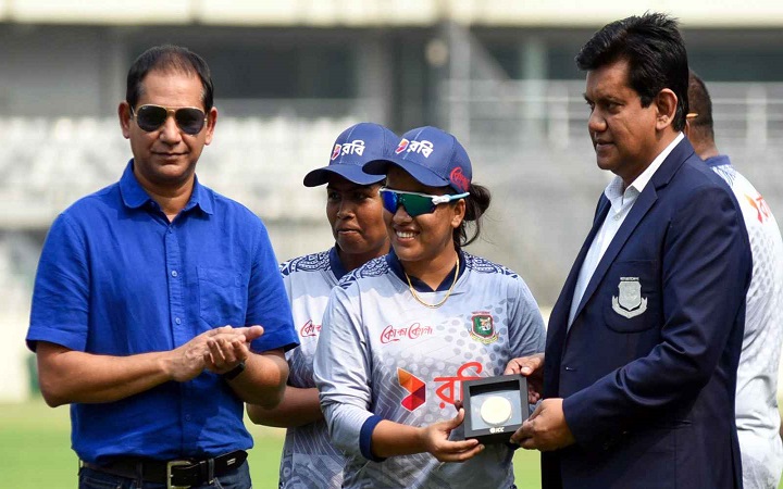 আইসিসির পুরস্কার হাতে পেলেন নাহিদা