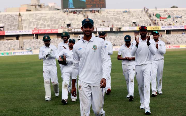 প্রথম দিন শেষে দু,দলই সমান সমান