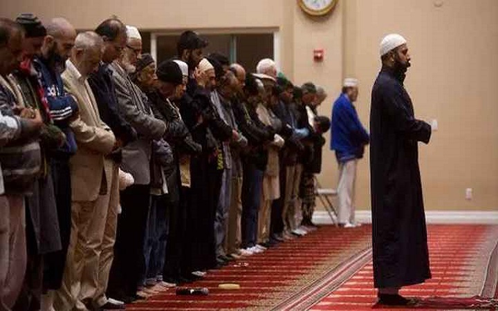 ইমামের পেছনে সুরা ফাতেহা পড়া নিয়ে ইমামরা কী বলেছেন