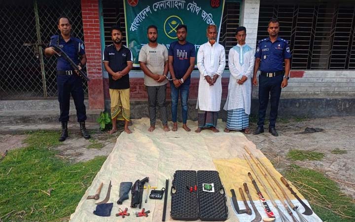 ইমামকে মারধরের ঘটনায় মসজিদের ভেতরে গুলিবর্ষণ, আটক ৫