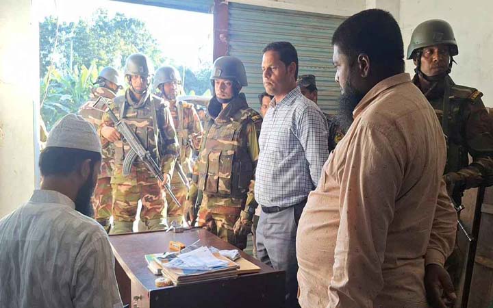 নড়াইলে আড়াই হাজার কেজি  নিষিদ্ধ পলিথিন জব্দ, জরিমানা