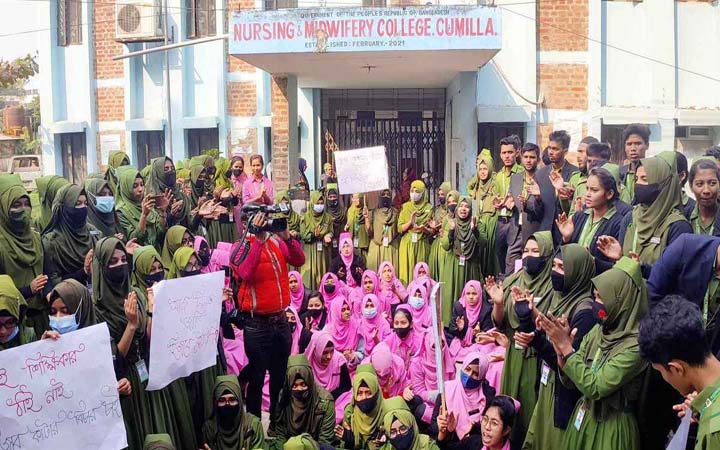 কুমিল্লায় ছাত্রীর হিজাব কেটে দেওয়ার অভিযোগ শিক্ষিকার বিরুদ্ধে