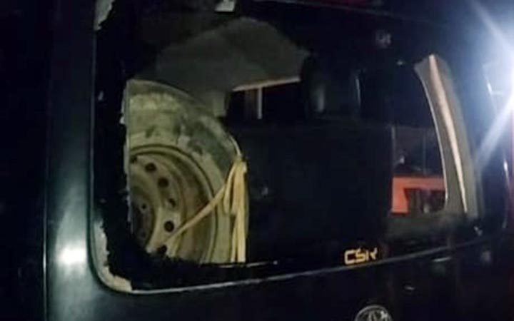 নরসিংদীতে ডিবি পুলিশের ওপর হামলা ও গাড়ি ভাঙচুর