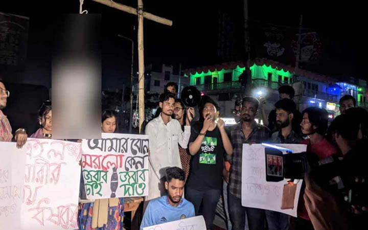 নাটোরে ধর্ষকদের প্রতীকী ফাঁসির মঞ্চ স্থাপন করে প্রতিবাদ