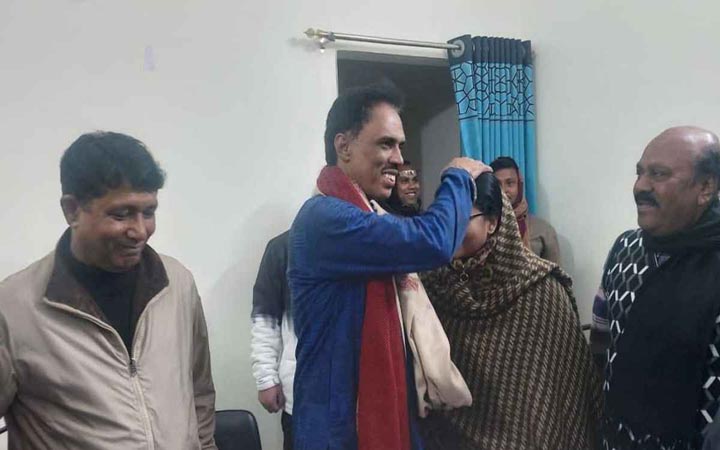 স্বতন্ত্র প্রার্থী টিপুর বাসায় ধানের শীষের প্রার্থী পুতুল, চাইলেন ভোট