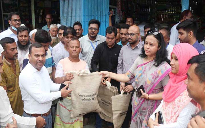 টোরে ক্রেতা-বিক্রেতাদের মাঝে জেলা প্রশাসকের পাটের ব্যাগ বিতরণ