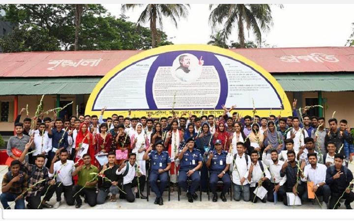 পাবনায় ৭০ তরুণ-তরুণীর মুখে বিজয়ের হাসি