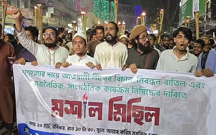 আ.লীগের নিবন্ধন বাতিলের দাবিতে মোহাম্মদপুরে এনসিপির মশাল মিছিল