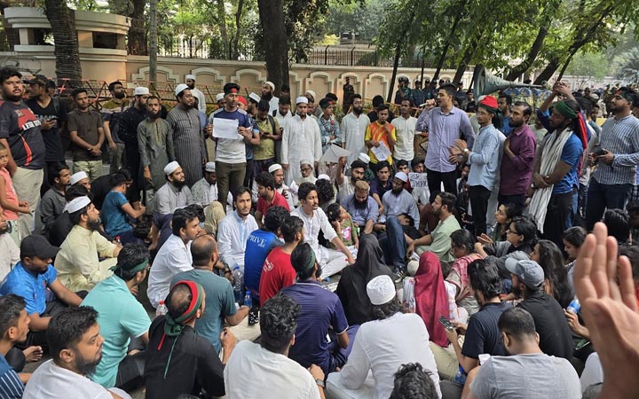 সকালেও বিক্ষোভ চলছে যমুনার সামনে