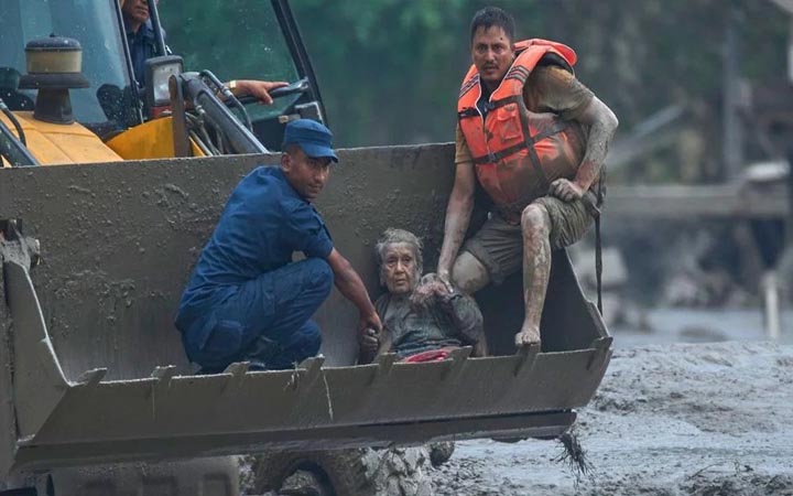 নেপালে ধ্বংসস্তূপ থেকে ৯৭ বছর বয়সি বৃদ্ধাকে জীবিত উদ্ধার