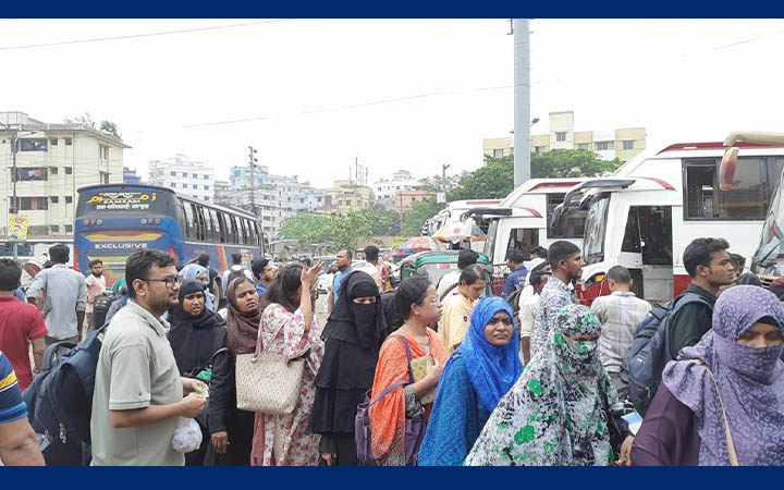 বাস টার্মিনালে মানুষের উপচে পড়া ভিড়