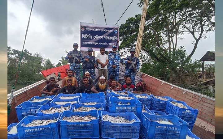 কোস্টগার্ডের অভিযানে অবৈধ মাছ শিকারের ২টি ট্রলারসহ ১৩ জেলে আটক