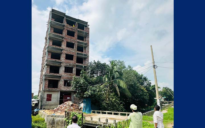 পিলার ধসে স্কুলছাত্র নিহত, ভাঙা হচ্ছে সেই অবৈধ ভবন
