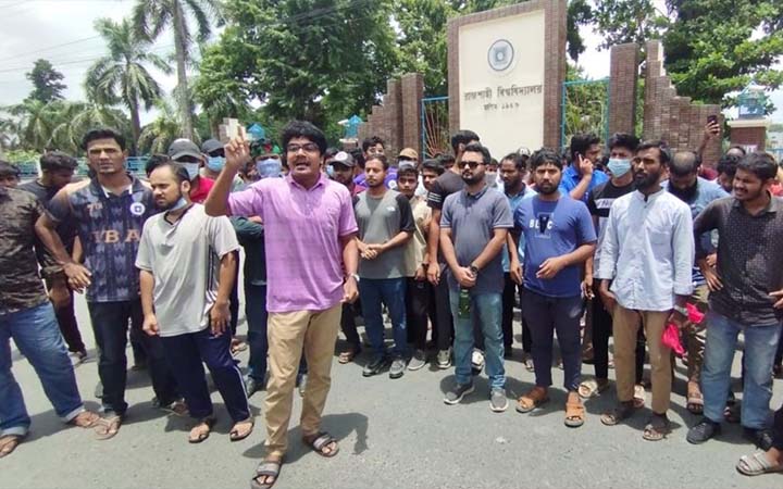 রাজশাহীতে বৈষম্যবিরোধী শিক্ষার্থীদের সড়কে অবস্থান ও বিক্ষোভ