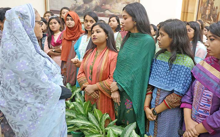 প্রধানমন্ত্রীর সঙ্গে ছাত্রলীগের নির্যাতিত নেত্রীদের সাক্ষাৎ