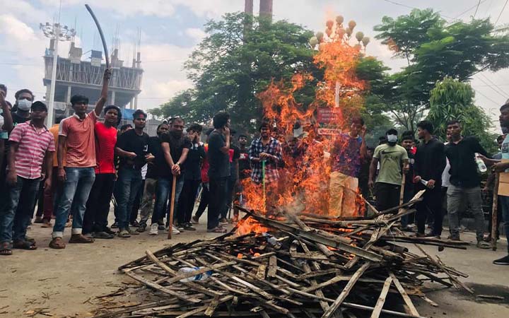 রাজশাহীতে সড়কে অগ্নিসংযোগ করে অবরোধ