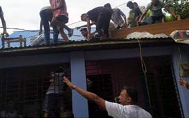 আইনমন্ত্রীর বাড়িতে হামলা