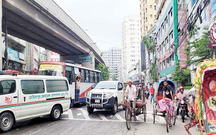 প্রাণ ফিরছে রাজধানীর, বেড়েছে যান চলাচল