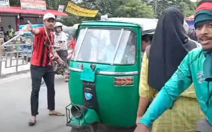 কুমিল্লায় ট্রাফিক নিয়ন্ত্রণে শিক্ষার্থীরা